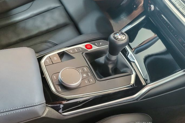 Nội thất được thiết kế đơn giản để người lái tập trung vào trải nghiệm. Xe được trang bị vô lăng loại ba chấu thể thao, tích hợp nhiều phím chức năng, ghế thể thao bọc da Merino cao cấp, bảng đồng hồ đo kỹ thuật số 12,3 inch và hệ thống thông tin giải trí với màn hình 10,25 inch, kết nối Android Auto và Apple CarPlay không dây.