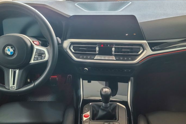 Phía sau xe là cánh gió thiết kế nhỏ gọn, được làm từ sợi carbon và tích hợp trên cốp xe. Cụm đèn hậu LED với hình chữ L nằm ngang. Hệ thống ống xả dạng kép hình tròn mỗi bên, nằm gọn trong cản sau.