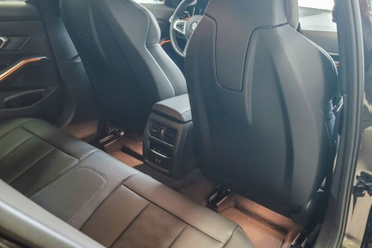 Dù là xe đã qua sử dụng nhưng nhìn chung các chi tiết bên trong khoang cabin vẫn còn khá mới.