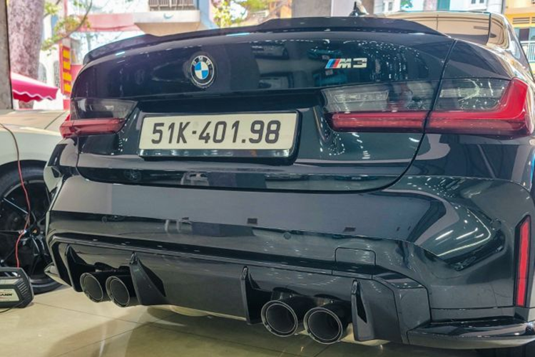 Phần đầu xe gây ấn tượng với cụm lưới tản nhiệt cỡ lớn cùng dải đèn LED chạy ngày dạng móc chữ L quen thuộc. Chi tiết màu xanh ở đèn pha cho biết đây là loại đèn laser cao cấp, cho khả năng chiếu sáng tốt hơn loại LED thông thường.