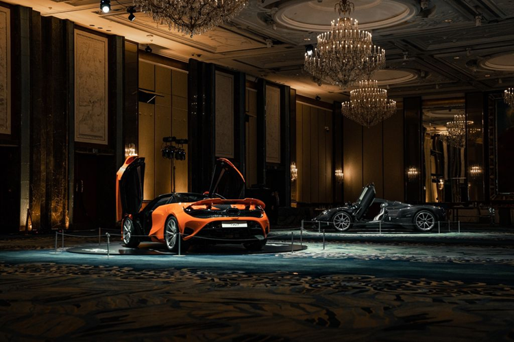 Bộ ghế thể thao ôm sát người lái được chế tác theo phong cách thập niên 1960. Tên viết tắt của của Horacio Pagani – nhà sáng lập hãng xe được thêu trên tựa đầu. Nhằm đạt được “niềm vui khi lái xe” của các khách hàng đam mê tốc độ, Utopia được trang bị động cơ V12 tương tự Huayra.