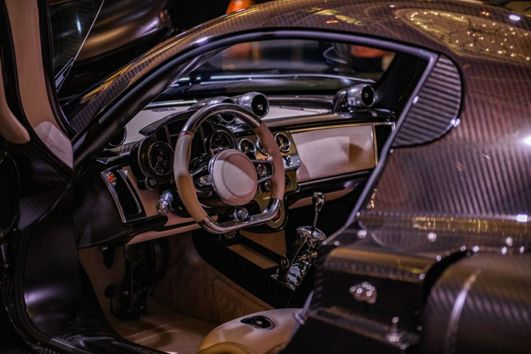 Pagani Utopia được trang bị bộ mâm xe đặc biệt với các rãnh gió khí động học từ thương hiệu APP, kích thước 21 inch ở cầu trước và 22 inch ở cầu sau. Hệ thống phanh Brembo với 6 piston ở cầu trước và 4 piston ở cầu sau là trang bị tiêu chuẩn. Đĩa phanh carbon-ceramic đường kính 410 mm (phía trước) và 390 mm (phía sau).