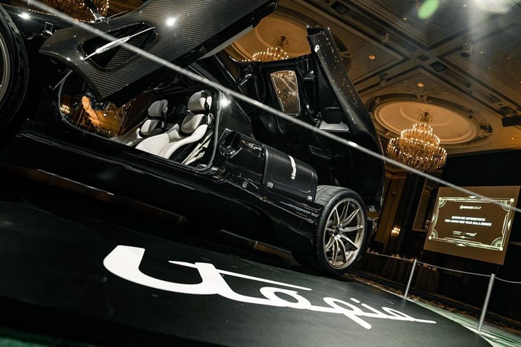 Đuôi xe mang dáng vẻ cổ điển nhưng không kém phần thể thao. Điểm nhấn là cánh gió hình elip kích thước khổng lồ. Cụm đèn hậu với thiết kế lấy cảm hứng từ tua-bin của động cơ máy bay.