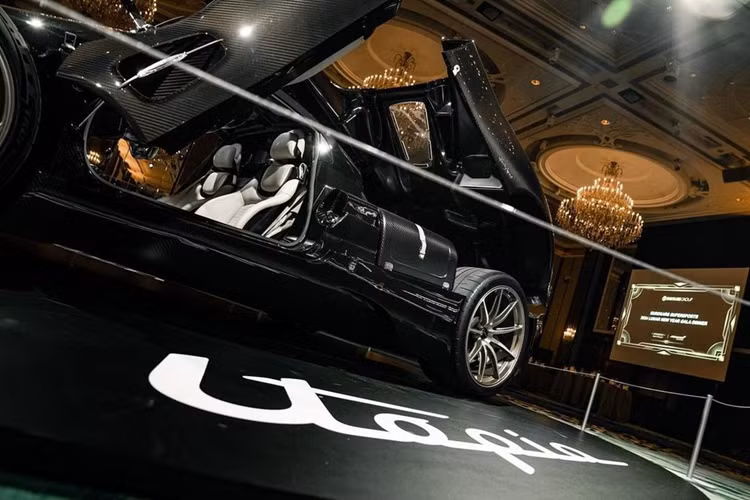 Đuôi xe mang dáng vẻ cổ điển nhưng không kém phần thể thao. Điểm nhấn là cánh gió hình elip kích thước khổng lồ. Cụm đèn hậu với thiết kế lấy cảm hứng từ tua-bin của động cơ máy bay.