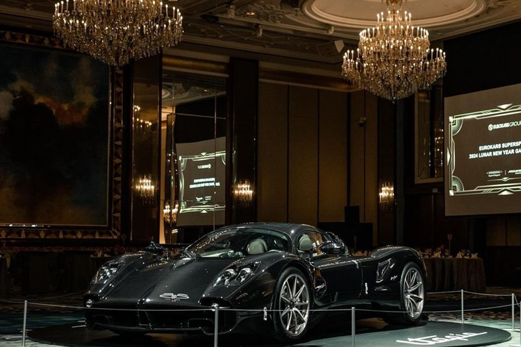Cực phẩm Pagani Utopia triệu đô vừa được giới thiệu tại Singapore thông qua sự kiện tổ chức dành riêng cho các khách hàng VIP. Pagani Utopia chính thức ra mắt toàn cầu vào ngày 12/9 và được hãng xe giới thiệu là sản phẩm kế nhiệm của huyền thoại “thần gió” Huayra.