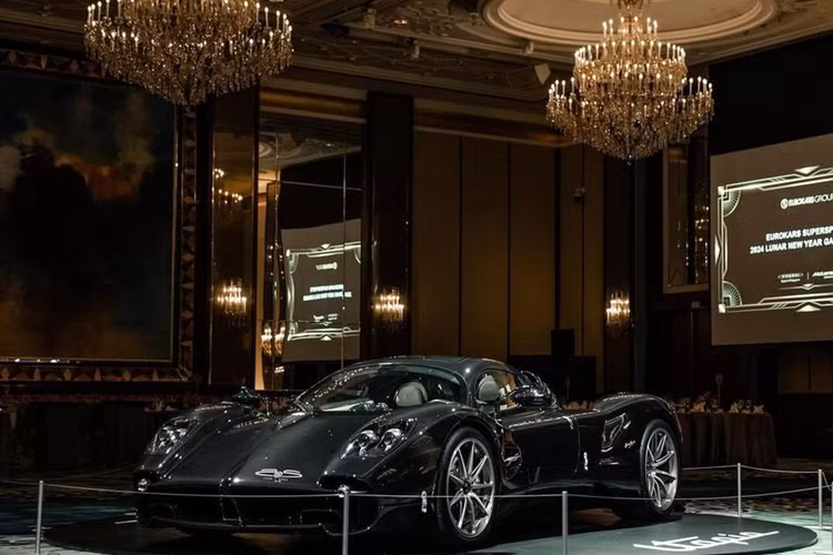 Cực phẩm Pagani Utopia triệu đô vừa được giới thiệu tại Singapore thông qua sự kiện tổ chức dành riêng cho các khách hàng VIP. Pagani Utopia chính thức ra mắt toàn cầu vào ngày 12/9 và được hãng xe giới thiệu là sản phẩm kế nhiệm của huyền thoại “thần gió” Huayra.