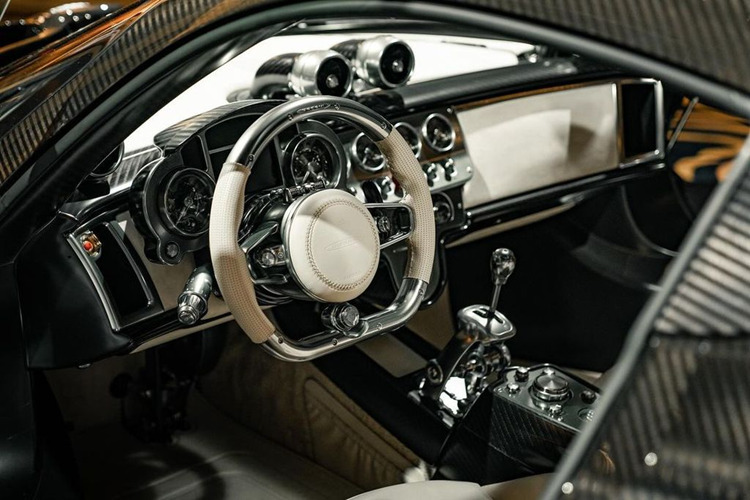 Khung vỏ Pagani Utopia sử dụng composite, giúp giảm 20% số lượng chi tiết lắp ghép. Khung gầm liền khối được làm từ chất liệu Carbo-Titanium HP62 G2 và Carbo-TriaxHP62 độc quyền của Pagani.