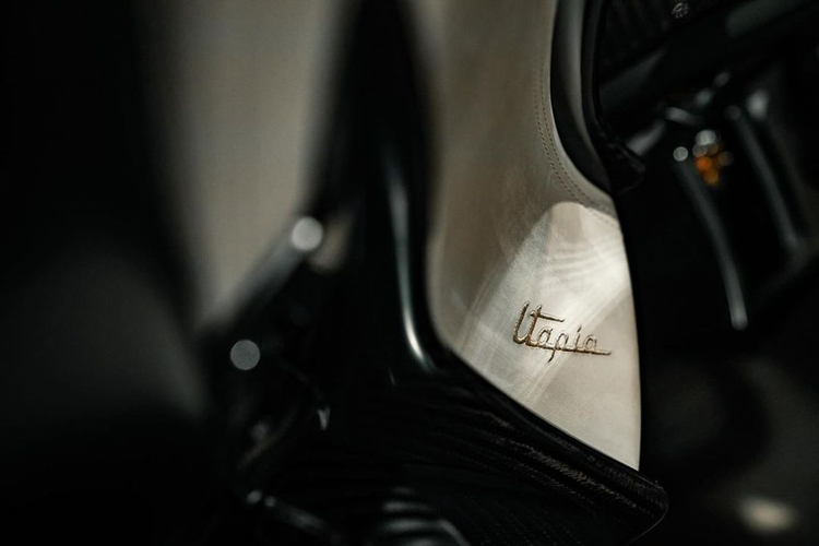 Bộ khung phụ được chế tác bằng hợp kim CrMo. Sự kết hợp giữa các vật liệu siêu nhẹ giúp cho Utopia có khối lượng khô khoảng 1.280 kg, nhẹ hơn Huayra khoảng 70 kg.