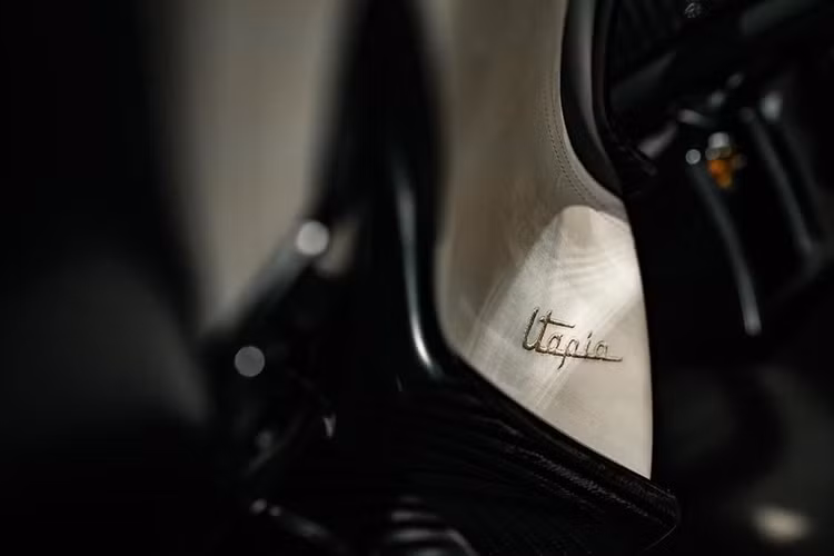 Bộ khung phụ được chế tác bằng hợp kim CrMo. Sự kết hợp giữa các vật liệu siêu nhẹ giúp cho Utopia có khối lượng khô khoảng 1.280 kg, nhẹ hơn Huayra khoảng 70 kg.