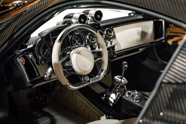 Khung vỏ Pagani Utopia sử dụng composite, giúp giảm 20% số lượng chi tiết lắp ghép. Khung gầm liền khối được làm từ chất liệu Carbo-Titanium HP62 G2 và Carbo-TriaxHP62 độc quyền của Pagani.