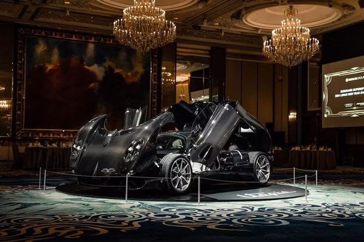 Ba tiêu chí này được Pagani xác định sau khi tham khảo ý kiến của nhiều khách hàng thân thiết. Chiếc Pagani Utopia được trưng bày tại Singapore sở hữu bộ thân vỏ Crystal Clear Carbon. Về thiết kế, Pagani Utopia mang phong cách thẩm mỹ tối giản.