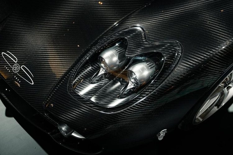 Các yếu tố khí động học được thiết kế một cách tinh tế nhằm giữ lại các đường gân dập nổi ấn tượng trên thân xe. Một trong những điểm nhấn của Utopia là thiết kế cửa nhị diện độc đáo, cho phép cửa xe có thể tách khỏi thân xe, sau đó xoay theo trục chính (được ví như một bản lề) để hướng lên trên.