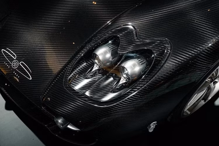 Các yếu tố khí động học được thiết kế một cách tinh tế nhằm giữ lại các đường gân dập nổi ấn tượng trên thân xe. Một trong những điểm nhấn của Utopia là thiết kế cửa nhị diện độc đáo, cho phép cửa xe có thể tách khỏi thân xe, sau đó xoay theo trục chính (được ví như một bản lề) để hướng lên trên.