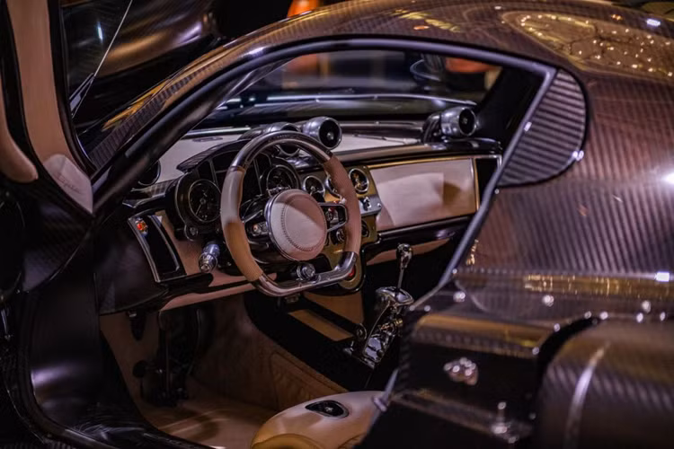 Pagani Utopia được trang bị bộ mâm xe đặc biệt với các rãnh gió khí động học từ thương hiệu APP, kích thước 21 inch ở cầu trước và 22 inch ở cầu sau. Hệ thống phanh Brembo với 6 piston ở cầu trước và 4 piston ở cầu sau là trang bị tiêu chuẩn. Đĩa phanh carbon-ceramic đường kính 410 mm (phía trước) và 390 mm (phía sau).