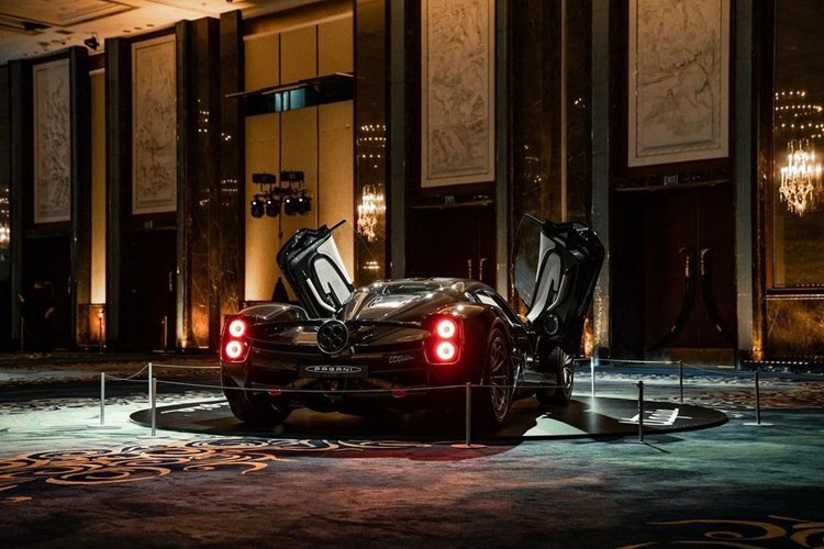 Pagani Utopia chỉ được sản xuất với số lượng giới hạn 99 chiếc và toàn bộ đã tìm thấy chủ nhân ngay từ khi xe còn “nằm trên giấy tờ”. Giá bán Pagani Utopia sẽ khoảng từ 2,5 triệu USD (khoảng 57,5 tỷ đồng), đắt gần gấp đôi mức giá 1,3 triệu USD (khoảng 29,9 tỷ đồng) của Huayra.