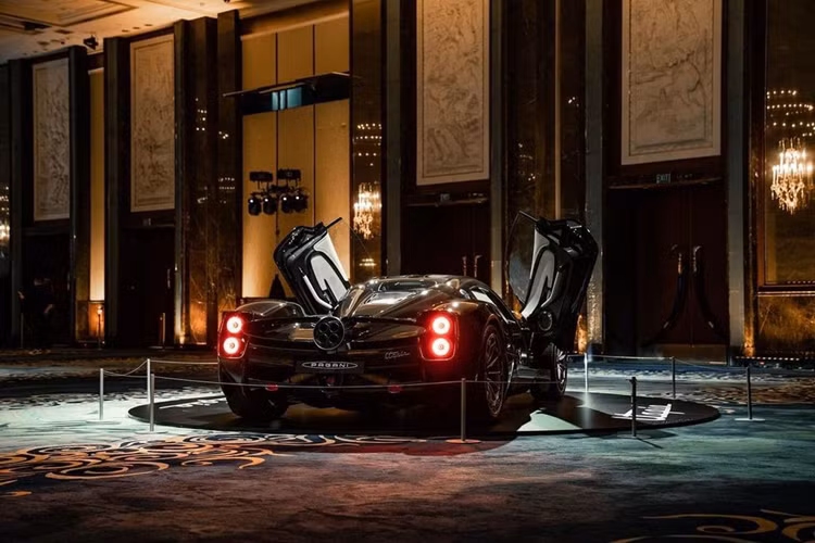 Pagani Utopia chỉ được sản xuất với số lượng giới hạn 99 chiếc và toàn bộ đã tìm thấy chủ nhân ngay từ khi xe còn “nằm trên giấy tờ”. Giá bán Pagani Utopia sẽ khoảng từ 2,5 triệu USD (khoảng 57,5 tỷ đồng), đắt gần gấp đôi mức giá 1,3 triệu USD (khoảng 29,9 tỷ đồng) của Huayra.