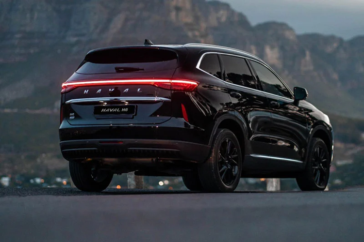 Haval H6 còn được chứng nhận an toàn 5 sao NCAP với 20 tính năng an toàn ADAS như Kiểm soát hành trình thích ứng hỗ trợ lái xe khi tắc đường, Cảnh báo phương phương tiện cắt ngang trước/sau, Hỗ trợ giữ làn đường, Phanh tự động khẩn cấp, Phát hiện điểm mù, Hỗ trợ giữ làn đường…