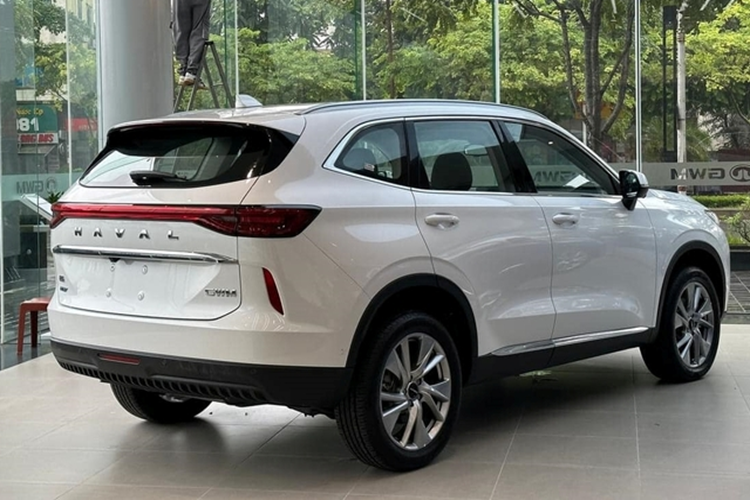 Ngoài giảm trực tiếp giá bán, các đại lý còn tặng nhiều phụ kiện có giá trị như dán phim cách nhiệt, thảm sàn, phủ gầm… Theo các tư vấn bán hàng, đây là chương trình kích cầu nhằm chuẩn bị cho màn ra mắt Haval Jolion và GWM Tank300 dự kiến vào cuối năm nay.