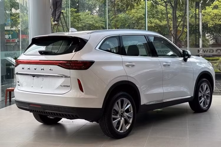 Ngoài giảm trực tiếp giá bán, các đại lý còn tặng nhiều phụ kiện có giá trị như dán phim cách nhiệt, thảm sàn, phủ gầm… Theo các tư vấn bán hàng, đây là chương trình kích cầu nhằm chuẩn bị cho màn ra mắt Haval Jolion và GWM Tank300 dự kiến vào cuối năm nay.