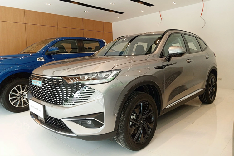 Nội thất Haval H6 theo phong cách tối giản kết hợp các tiện nghi như màn hình HUD, màn hình thông tin 10,25 inch và màn hình giải trí cảm ứng 12,3 inch. Hệ thống giải trí tích hợp kết nối Apple CarPlay/ Android Auto/ Bluetooth/ Radio. Điều hòa 2 vùng độc lập tích hợp khử mùi và tạo ion âm.