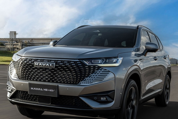 Haval H6 nổi bật ở khả năng vận hành khi trang bị động cơ xăng 1.5L Turbo kết hợp motor điện sinh ra tổng công suất cực đại 243 PS (tương đương 240 mã lực) và mô men xoắn cực đại 530 Nm. Đi kèm với hộp số Hybrid chuyên dụng DHT.