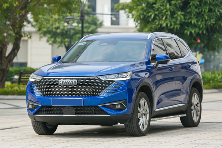 Kích thước tổng thể của Haval H6 tương đồng với nhiều đối thủ với thông số DxRxC lần lượt là 4.683 x 1.886 x 1.730 (mm), cùng với chiều dài cơ sở 2.738 mm. Ngoại hình Haval H6 Hybrid hiện đại với lưới tản nhiệt lấy cảm hứng từ bầu trời sao rơi, đèn pha LED projector tự động điều chỉnh độ cao, la-zăng hợp kim 19 inch kết hợp với đèn hậu LED hiệu ứng 3D hình cầu mây nằm ngang.