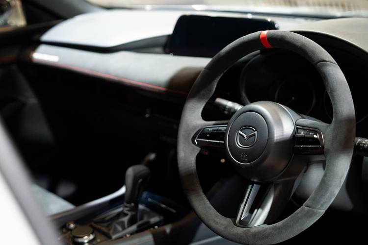 So với một chiếc Mazda3 Hatchback nguyên bản, chiếc concept Spirit Racing 3 đã được thay bộ chia gió trước sâu hơn, bộ khuếch tán gió sau tối màu mới và cánh gió sau làm từ sợi carbon như xe đua. Mâm 6 chấu 18 inch tối màu đi kèm lốp Bridgestone Potenza và kẹp phanh Brembo đỏ hiệu năng cao.