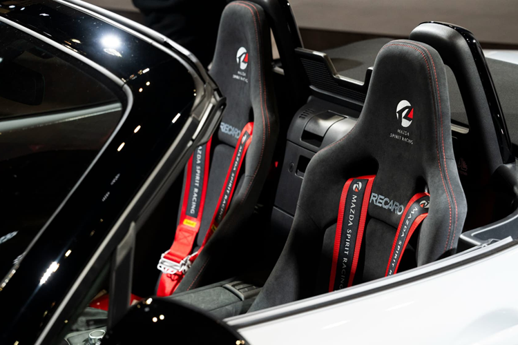 Trong khi đó, chiếc Spirit Racing RS dựa trên xe thể thao MX-5 cũng nhận được những thay đổi tương tự: bộ chia gió trước, ốp sườn, bộ khuếch tán phía sau thể thao hơn với đầu ống xả đơn, mâm xe 6 chấu 18 inch, lốp Bridgestone Potenza RE71RS và kẹp phanh Brembo.