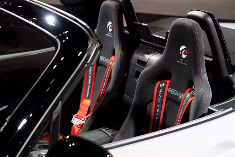 Trong khi đó, chiếc Spirit Racing RS dựa trên xe thể thao MX-5 cũng nhận được những thay đổi tương tự: bộ chia gió trước, ốp sườn, bộ khuếch tán phía sau thể thao hơn với đầu ống xả đơn, mâm xe 6 chấu 18 inch, lốp Bridgestone Potenza RE71RS và kẹp phanh Brembo.