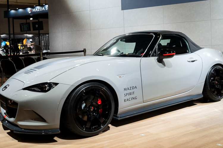 Bên trong nội thất xe có da lộn bọc tại vô-lăng, đầu cần số và táp lô. Ghế thể thao Recaro hàng trước có đai an toàn thể thao chuyên dụng. Chiếc được trưng bày ở triển lãm Tokyo Auto Salon 2024 dùng hộp số tự động, nhưng chưa rõ đây có phải là quyết định cuối cùng của Mazda hay không.