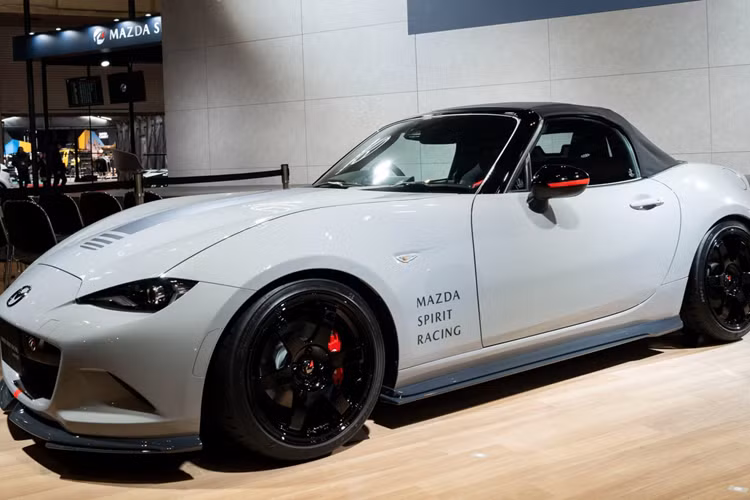 Bên trong nội thất xe có da lộn bọc tại vô-lăng, đầu cần số và táp lô. Ghế thể thao Recaro hàng trước có đai an toàn thể thao chuyên dụng. Chiếc được trưng bày ở triển lãm Tokyo Auto Salon 2024 dùng hộp số tự động, nhưng chưa rõ đây có phải là quyết định cuối cùng của Mazda hay không.