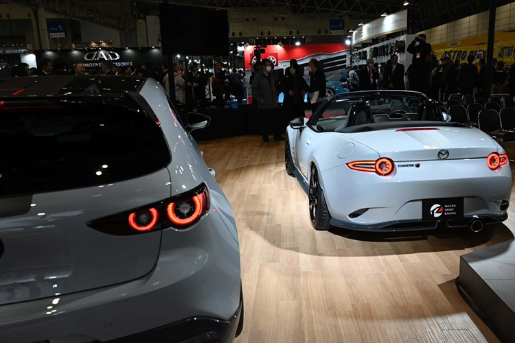 Những phiên bản hoàn thiện của bộ đôi xe thể thao đầu tiên thuộc chương trình Spirit Racing sẽ được Mazda bán ra tại Nhật Bản trong thời gian tới. Hãng cũng đang tính đến việc đưa những mẫu xe này đến các thị trường khác, nhưng chưa thể chia sẻ thêm thông tin tại thời điểm này.