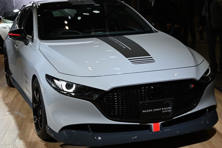 Các sản phẩm đầu tiên trong chương trình Spirit Racing là bộ đôi dựa trên nền tảng của Mazda3 Hatchback và Mazda MX-5, được giới thiệu ở dạng concept. Trong đó, chiếc Spirit Racing 3 được định vị để trở thành đối thủ cạnh tranh trực tiếp với Honda Civic Type R bằng việc trang bị động cơ 2.5L tăng áp và được hứa hẹn sẽ sớm bán ra tại Nhật.