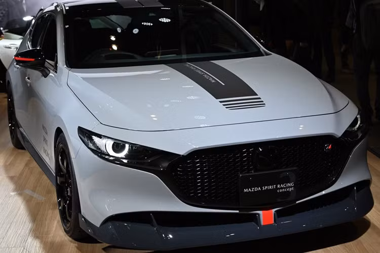 Các sản phẩm đầu tiên trong chương trình Spirit Racing là bộ đôi dựa trên nền tảng của Mazda3 Hatchback và Mazda MX-5, được giới thiệu ở dạng concept. Trong đó, chiếc Spirit Racing 3 được định vị để trở thành đối thủ cạnh tranh trực tiếp với Honda Civic Type R bằng việc trang bị động cơ 2.5L tăng áp và được hứa hẹn sẽ sớm bán ra tại Nhật.