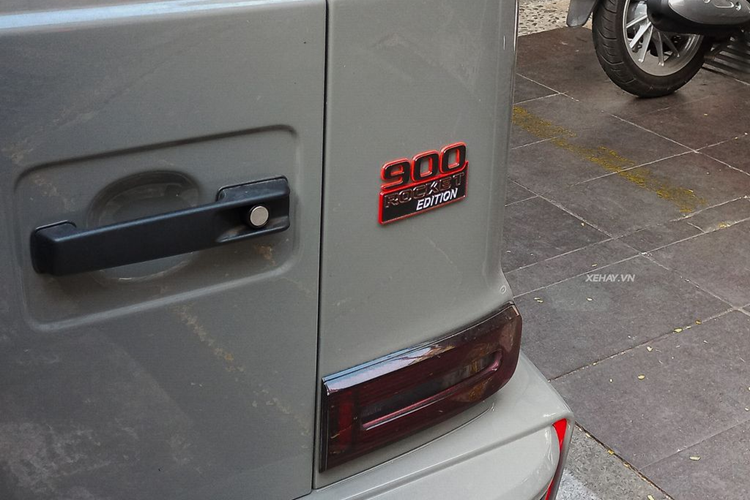 Ở phía sau, xe được trang bị một cánh gió cỡ lớn được gắn trên nóc xe, cản sau cũng đã được thay thế với các phần hốc gió lớn nhằm tối ưu hóa khả năng khí động học của mẫu Brabus 900 hoàn toàn mới.