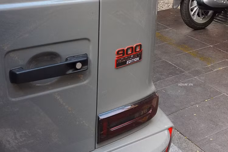 Ở phía sau, xe được trang bị một cánh gió cỡ lớn được gắn trên nóc xe, cản sau cũng đã được thay thế với các phần hốc gió lớn nhằm tối ưu hóa khả năng khí động học của mẫu Brabus 900 hoàn toàn mới.