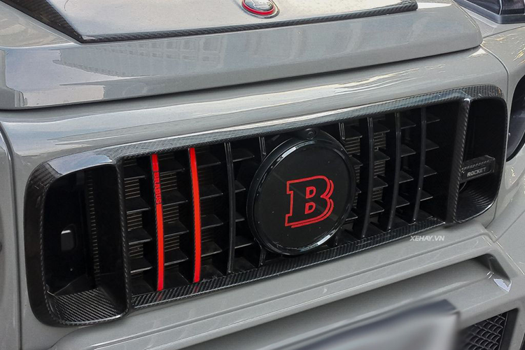 Phần cản trước của chiếc G-Class Brabus Rocket 900 đã được sửa đổi hoàn toàn để mang lại cho xe một vẻ bệ vệ, hầm hố cũng như tăng tính khí động học. Phần cản dưới này còn được trang bị một phần vè ốp mỏng bẳng carbon, nắp capo của xe cũng được lắp đặt thêm hốc gió cỡ lớn.