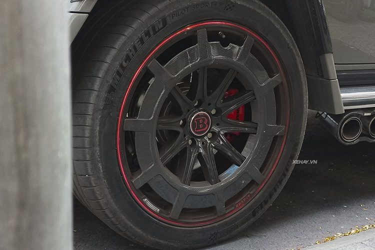 Ở bên trong, Brabus 900 Rocket Edition sở hữu nội thất Brabus Masterpiece với hầu hết các bề mặt được bọc da đen cao cấp, kết hợp những đường chỉ khâu tương phản, các ghế xô thể thao, nhiều chi tiết trang trí bằng sợi carbon và các phối màu mới mẻ trong khoang lái.