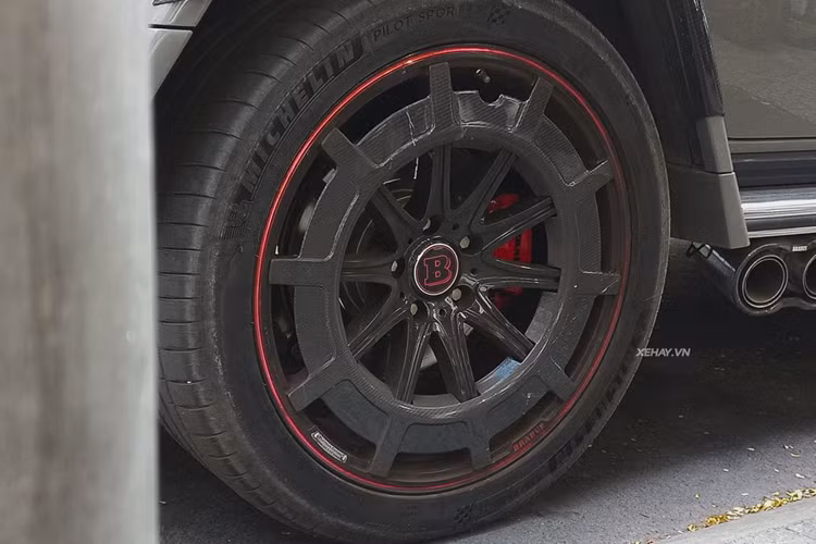 Ở bên trong, Brabus 900 Rocket Edition sở hữu nội thất Brabus Masterpiece với hầu hết các bề mặt được bọc da đen cao cấp, kết hợp những đường chỉ khâu tương phản, các ghế xô thể thao, nhiều chi tiết trang trí bằng sợi carbon và các phối màu mới mẻ trong khoang lái.