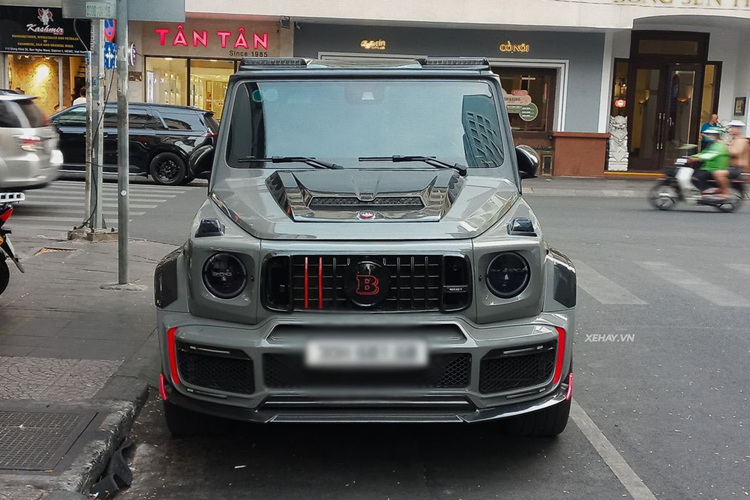 Theo đó, Mercedes-AMG G63 Brabus 900 Rocket Edition đặc biệt trong bài đã được nâng cấp bộ bodykit thân rộng gồm các chi tiết sợi carbon thể thao do Brabus phát triển dành riêng cho "ông vua off-road". Xe sở hữu màu sơn ngoại thất xám xi măng Stealth Gray cùng điểm nhấn màu đỏ quanh thân xe và bánh xe.