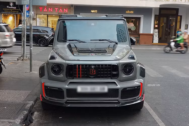 Theo đó, Mercedes-AMG G63 Brabus 900 Rocket Edition đặc biệt trong bài đã được nâng cấp bộ bodykit thân rộng gồm các chi tiết sợi carbon thể thao do Brabus phát triển dành riêng cho "ông vua off-road". Xe sở hữu màu sơn ngoại thất xám xi măng Stealth Gray cùng điểm nhấn màu đỏ quanh thân xe và bánh xe.