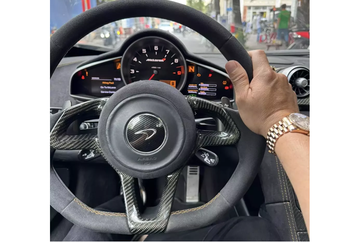 Đến nay, siêu xe mui trần McLaren 650S Spider lại vào TP HCM với mục đích tìm khách mới. Điểm nhấn của chiếc xe, ngoài bộ áo mới sơn thành màu cam bóng, còn có nhiều chi tiết bằng carbon, quan trọng hơn, nắp capô của xe đã được thay theo bản giới hạn, McLaren P1, vốn 1 dòng xe hypercar chỉ sản xuất ra 375 xe trên toàn cầu.