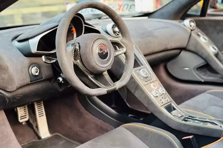 Và nói đến đây, có lẽ nhiều người đã biết được lý lịch của chiếc siêu xe mui trần McLaren 650S Spider này. Đúng vậy, sau khi ông Vũ bán lại siêu xe mui trần McLaren 650S Spider này, 1 đại gia y tế đã mua về trải nghiệm, trước khi bán nó cho vợ chồng Diệp Lâm Anh, sau đó, siêu xe này qua vài đời chủ, trước khi được cô gái có biệt danh Jessie Lương mua về trải nghiệm.