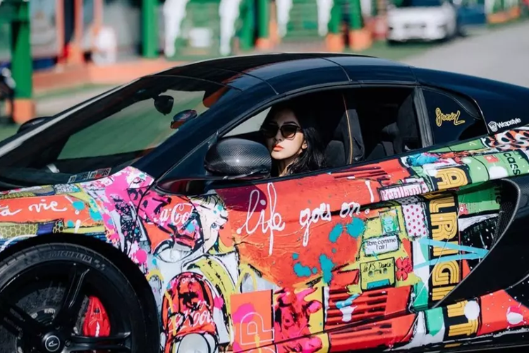 Quá trình tìm hiểu chúng tôi được biết, chiếc McLaren 650S Spider này là 1 trong các mẫu xe co ngoại thất rất độc đáo. nguyên bản là màu cam cánh gián, tuy nhiên, sau khi được ông Đặng Lê Nguyên Vũ mua lại, xe chuyển sang bộ áo màu trắng, được sơn trực tiếp.