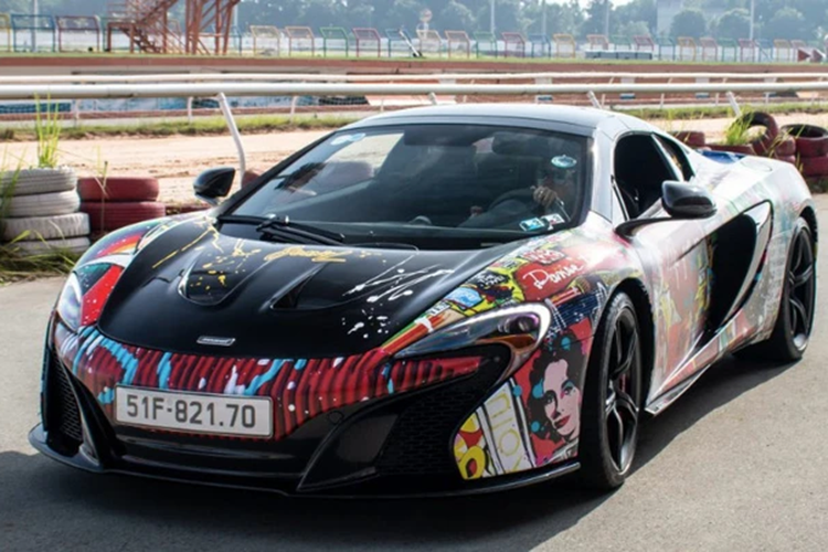 Siêu xe McLaren 650S Spider chỉ mất 14 đến 16 giây để có thể đóng hoặc hạ mui xuống, quá trình này được thực hiện thông qua 1 nút bấm trong khoang lái, khi xe chạy với tốc độ dưới 50 km/h, người lái cũng có thể mở mui.