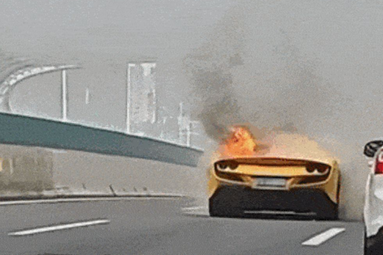 Chiếc Ferrari F8 Spider cháy đứt đuôi này thuộc sở hữu của một người đàn ông họ Giang và anh đã cho bạn mượn chiếc xe thể thao này. Sau đó, người bạn này đã gọi dịch vụ lái xe hộ qua nền tảng gọi taxi AutoNavi.