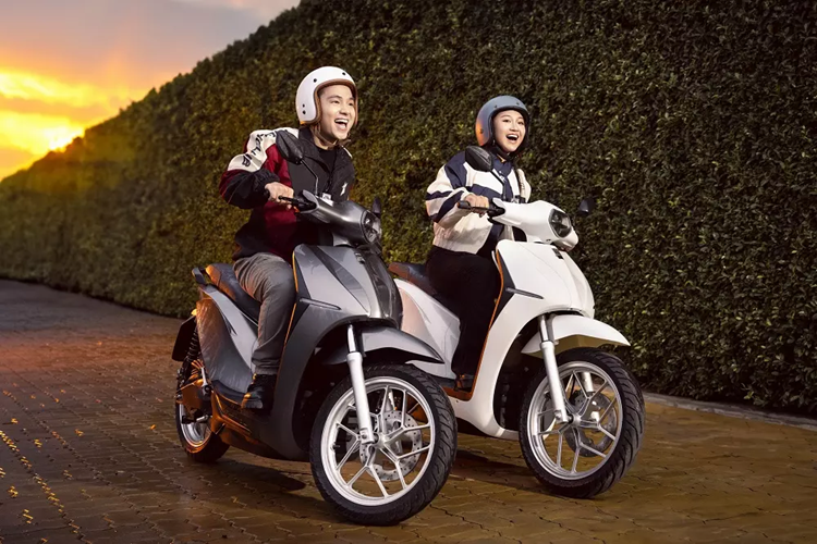 Xe cũng đã được trang bị thêm cổng sạc USB-A và USB-C và 2 cốp trước, giúp nâng thể tích chứa đồ lên 44 lít. Tương tự Quantum S1, phiên bản Quantum S2 cũng được trang bị pin 6,4 kWh với quãng đường di chuyển 285 km, có thêm cổng sạc USB-A/USB C và 2 cốp trước.