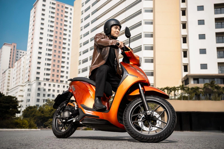 Người sở hữu các dòng xe trước của Dat Bike cũng được giảm ngay 1 triệu đồng cho mỗi xe. Khách hàng mua xe Quantum S2 và S3 cũng có thể nâng cấp lên sạc nhanh với giá 3 triệu đồng (giá mua lẻ 5 triệu) đồng thời có lựa chọn các phụ kiện có sẵn như tay dắt hay thảm chân.