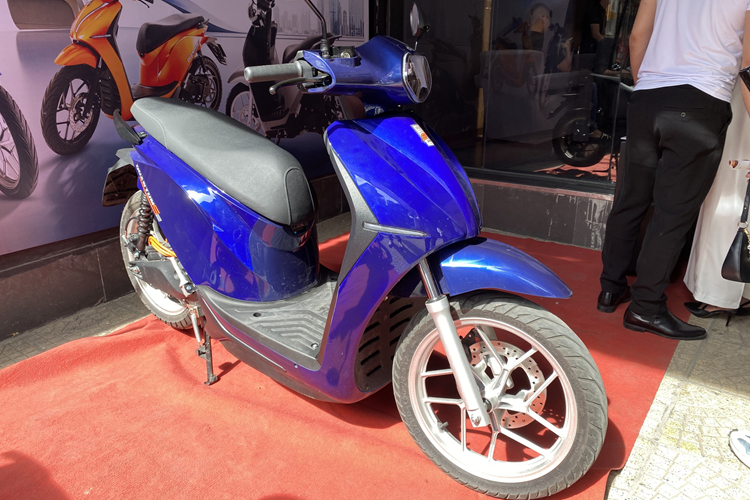 Để chào đón sự ra mắt của Quantum S-series, từ ngày 26/10 đến 30/11, Dat Bike mở bán dòng xe máy điện này trên website và tại chuỗi cửa hàng với một số ưu đãi. Theo đó, khách hàng đặt mua xe chỉ với 200.000 đồng sẽ được hưởng ưu đãi 50% cho gói bảo hiểm pin 10 năm, chỉ còn 2,5 triệu đồng.