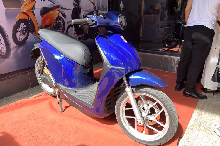 Để chào đón sự ra mắt của Quantum S-series, từ ngày 26/10 đến 30/11, Dat Bike mở bán dòng xe máy điện này trên website và tại chuỗi cửa hàng với một số ưu đãi. Theo đó, khách hàng đặt mua xe chỉ với 200.000 đồng sẽ được hưởng ưu đãi 50% cho gói bảo hiểm pin 10 năm, chỉ còn 2,5 triệu đồng.